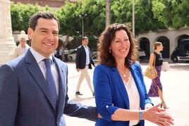 Juanma Moreno Bonilla y María del Mar Vázquez en la llegada del presidente andaluz a Almería.