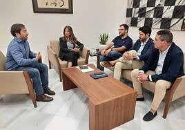 Reunión técnica entre dirigentes municipales, directivos del Linares Deportivo y un representante de la empresa redactora del proyecto de obra.