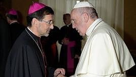 El papa Francisco conversa con José Cobo, en una imagen de archivo.
