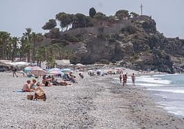 Bañistas en la playa de Motril.