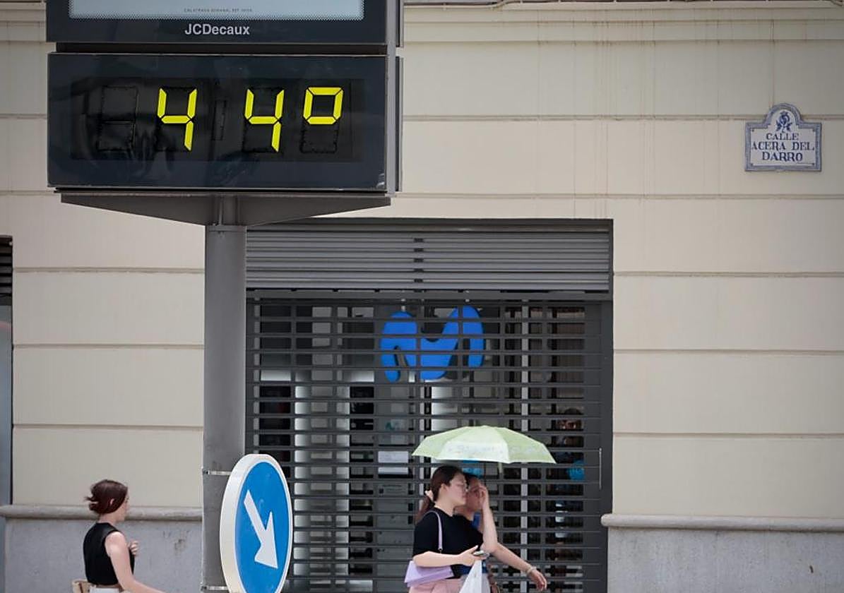 Los termómetros de Granada, disparados este lunes.