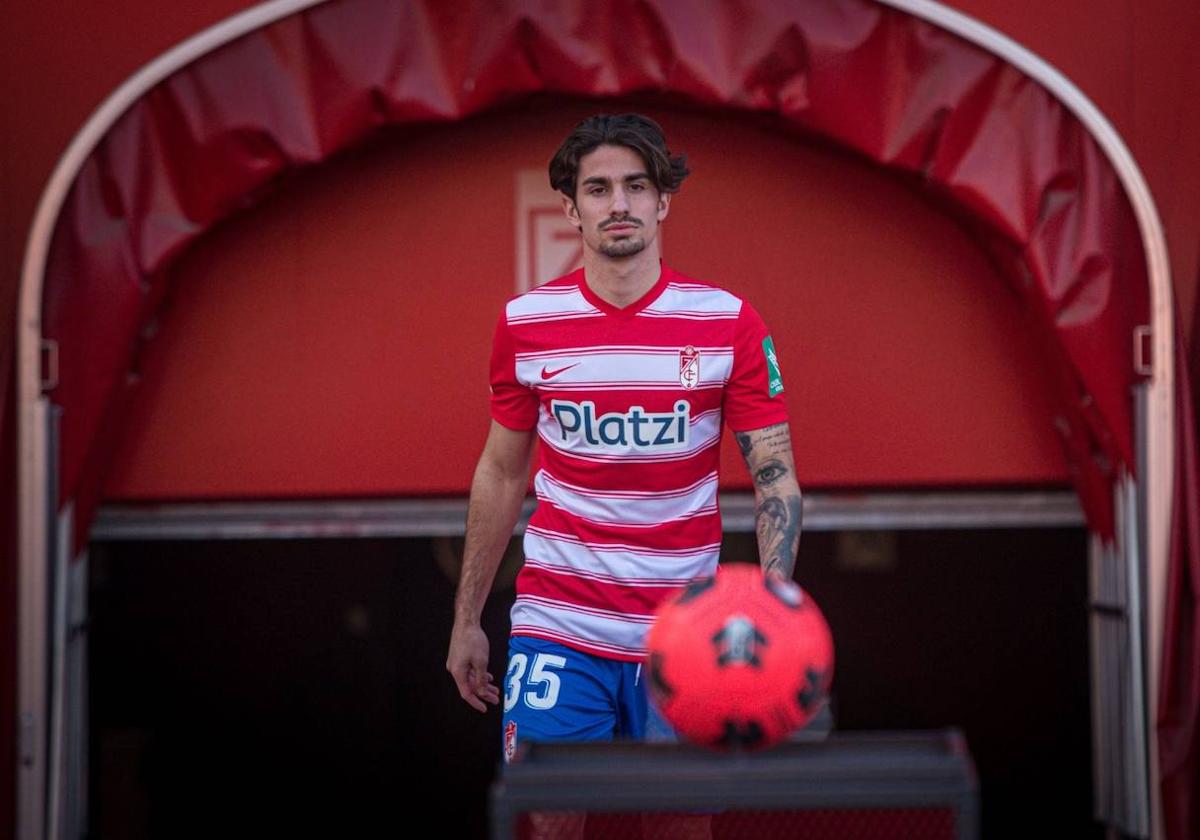 Álex Collado durante su presentación en Los Cármenes.