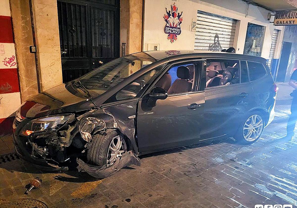 Coche que provocó el accidente en la Calle Horno de Abad.