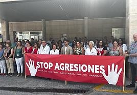 Concentración en el Hospital de Motril por las reiteradas agresiones a profesionales a sanitarios en esta área.