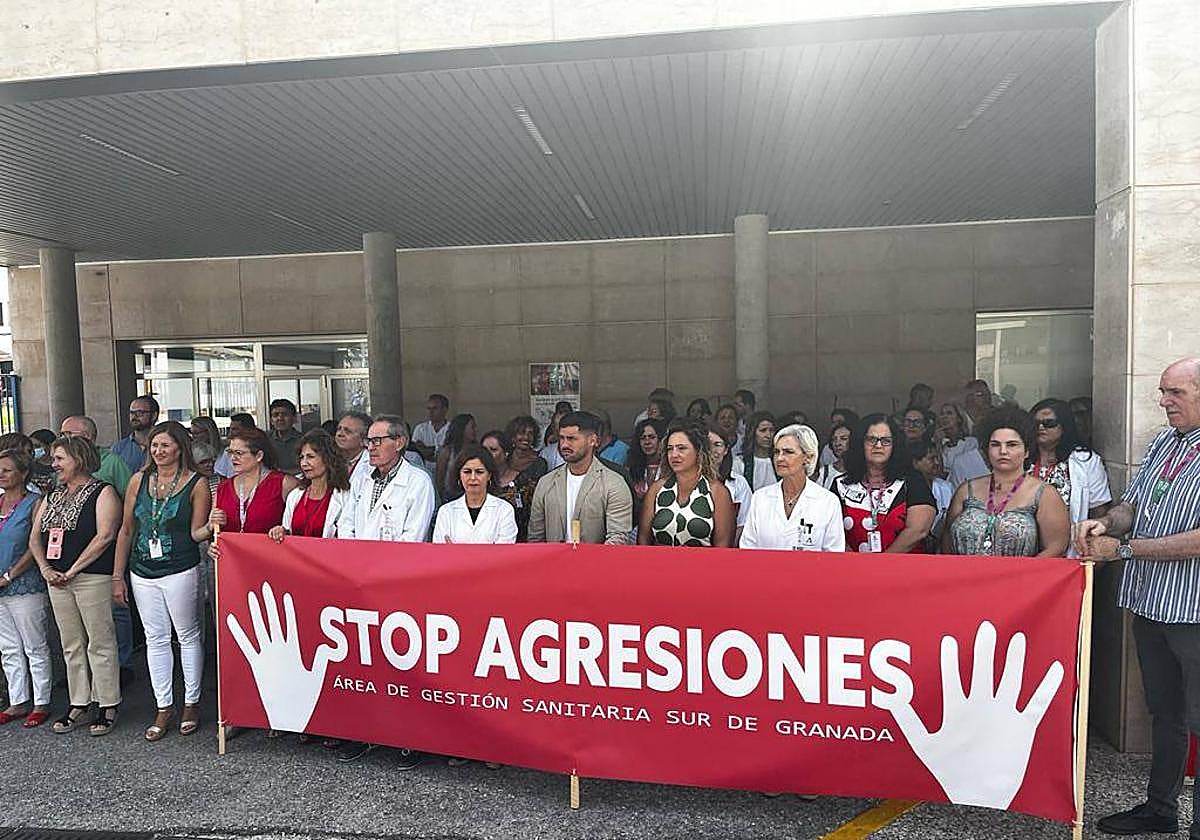 Concentración en el Hospital de Motril por las reiteradas agresiones a profesionales a sanitarios en esta área.