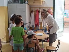 La alcaldesa Marifran Carazo con los niños del colegio de verano