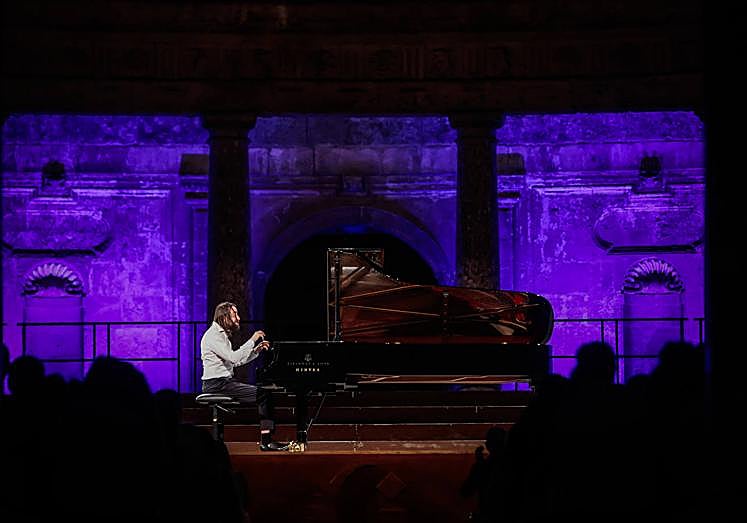 Luces moradas de fondo para el recital de Trifonov.