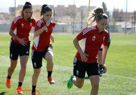 Marta Carrasco, Gaste y Naima (de izquierda a derecha) durante un entrenamiento de la pasada temporada.