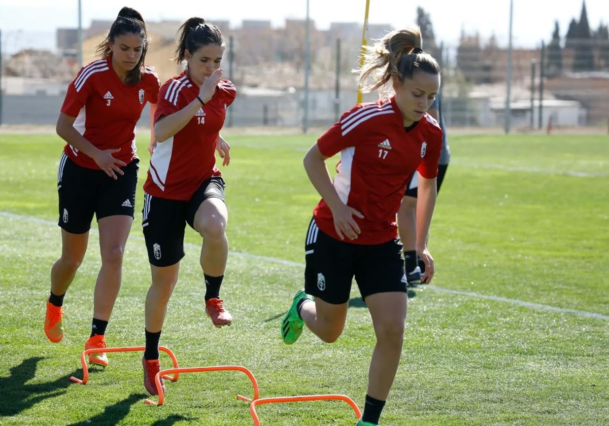 Marta Carrasco, Gaste y Naima (de izquierda a derecha) durante un entrenamiento de la pasada temporada.