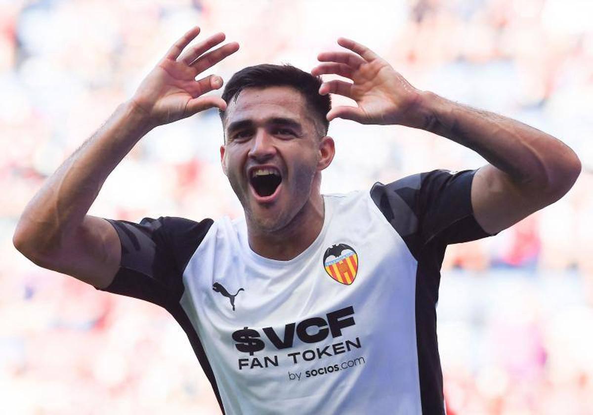 Maxi Gómez, tras marcar un gol con la camiseta del Valencia.