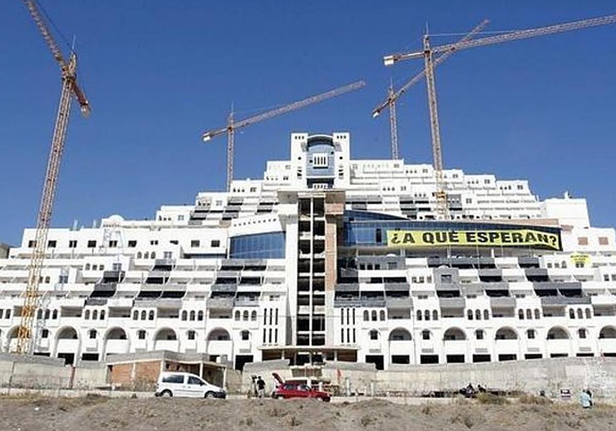 La magistrada del caso Algarrobico niega algún «interés directo ni indirecto»