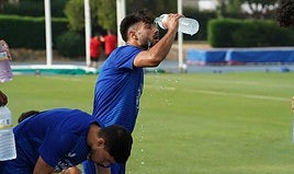 Arnau Puigmal y Lucas Robertone se refrescan durante un entrenamiento.