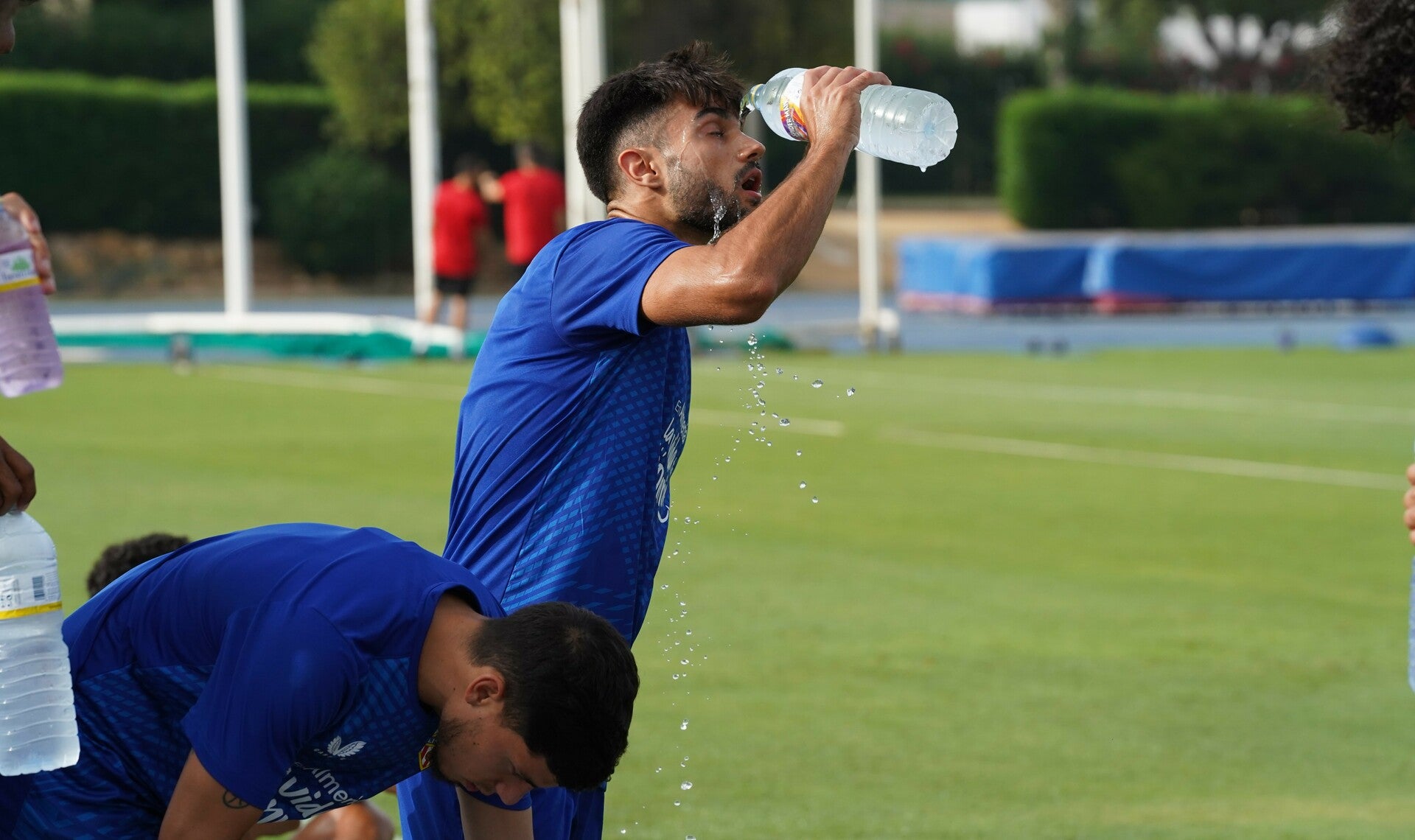 Arnau Puigmal y Lucas Robertone se refrescan durante un entrenamiento.