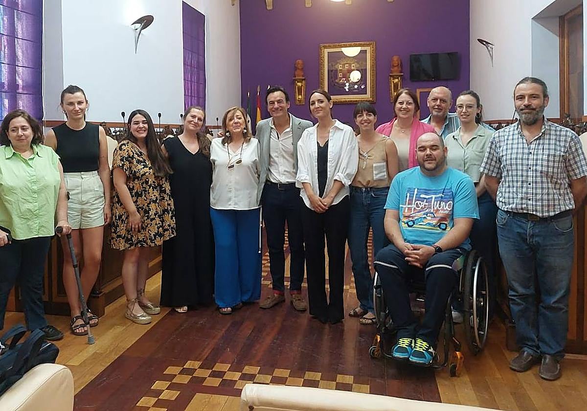 El alcalde de Jaén, en el centro, y la Defensora del Jienense, a la derecha, en su presentación.