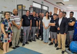 La delegada de Empleo, Ana Mata, y el concejal del ramo, Raúl Caro-Accino, junto a alumnado y personal del CPFE de Linares durante su visita.