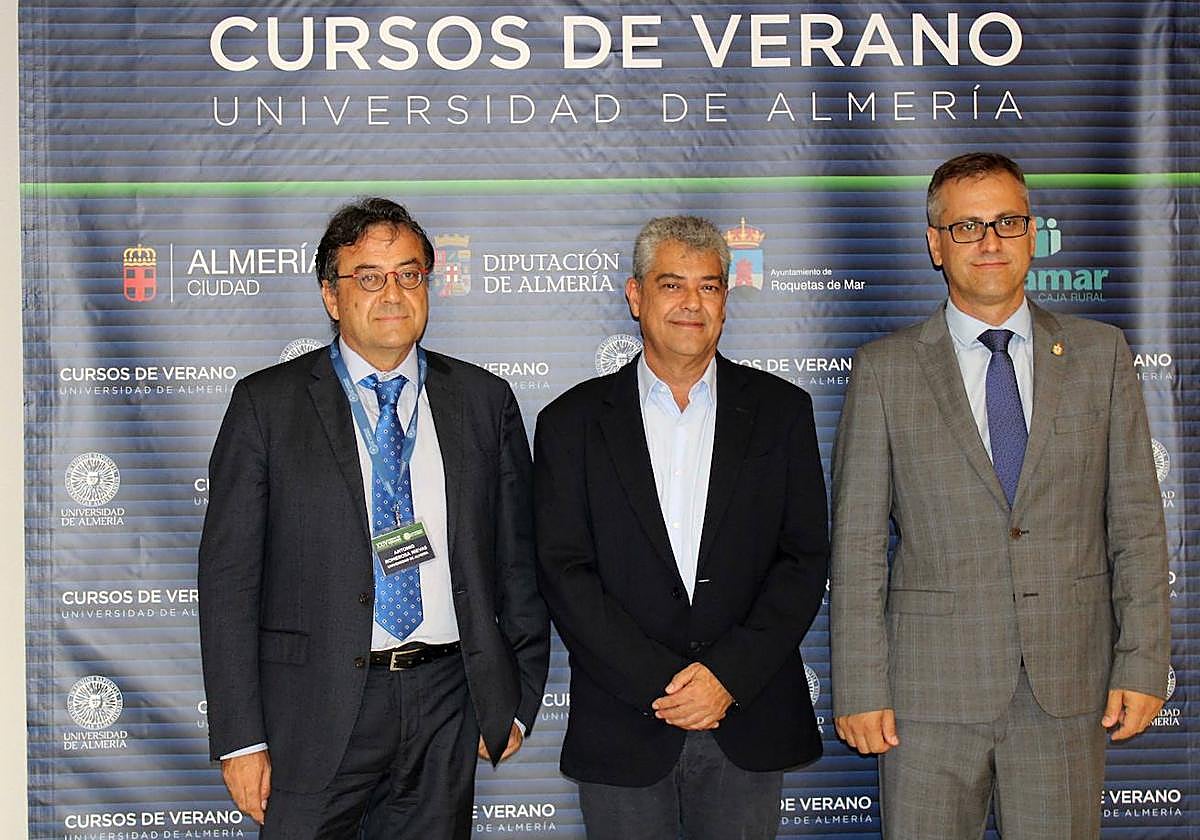 El Rector, Carmelo Rodríguez, flanqueado por el director del curso, Antonio Romerosa, y el concejal de Sostenibilidad, Antonio Urdiales.