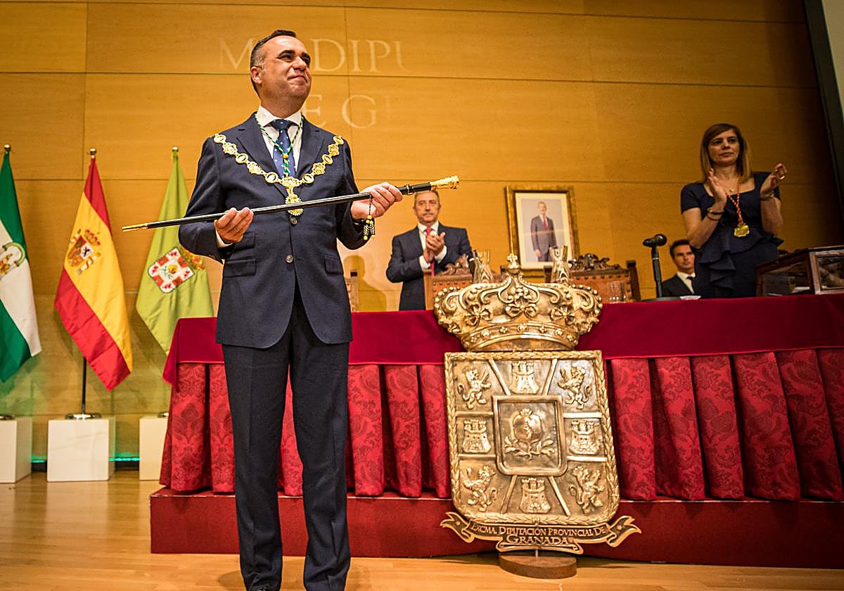 Franciso Rodríguez con el bastón de mando.