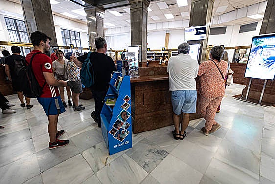Ciudadanos esperando para votar en una oficina de Correos