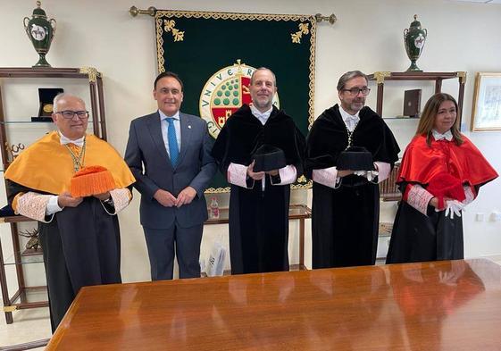 Acto de toma de posesión del nuevo rector, Nicolás Ruiz, arropado por el consejero y otros rectores de la UJA.
