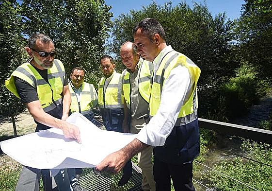 El presidente de la Diputación, Francisco Rodríguez, en su visita a Dúdar.