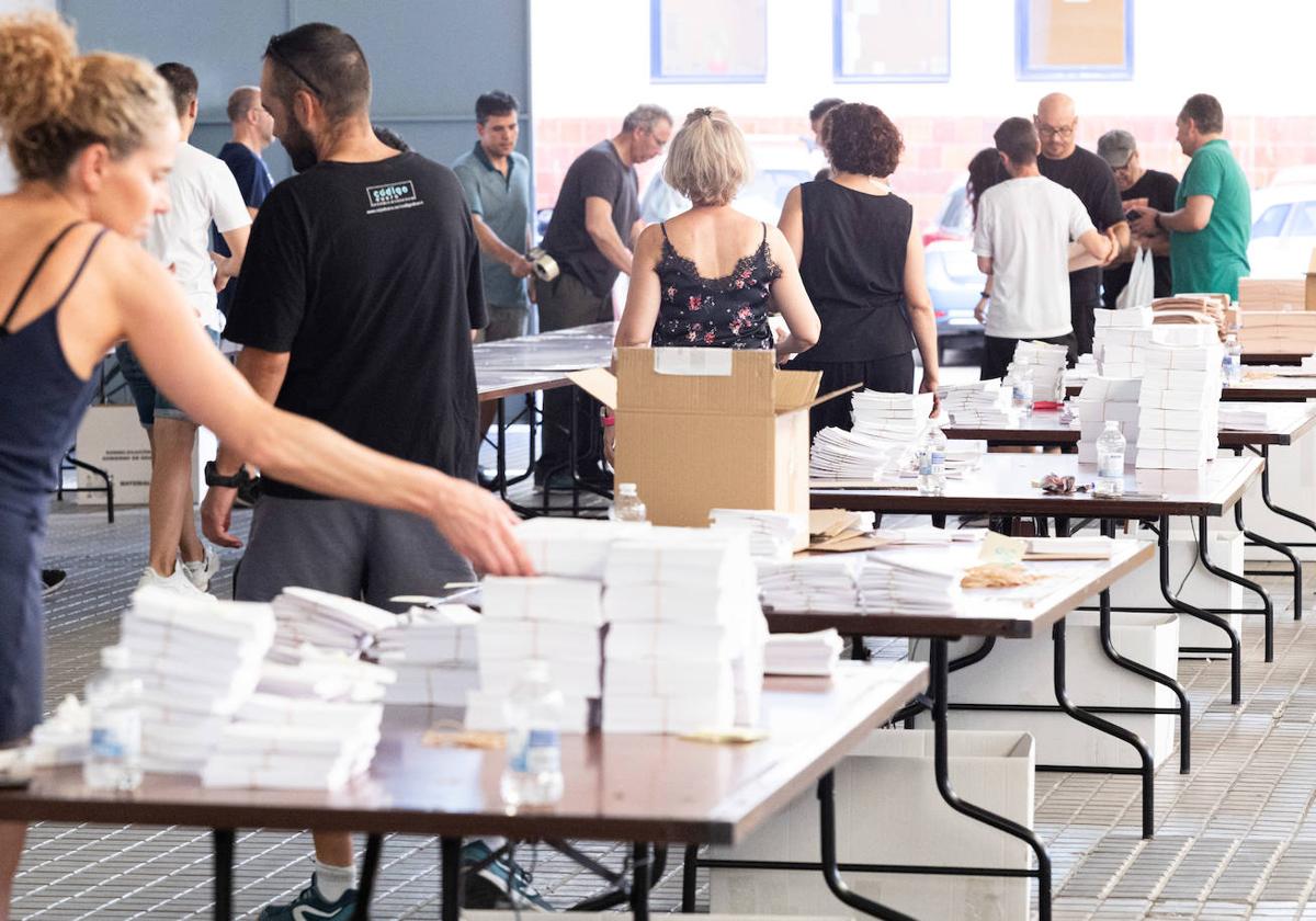 Urnas y papeletas en un colegio electoral de Granada.