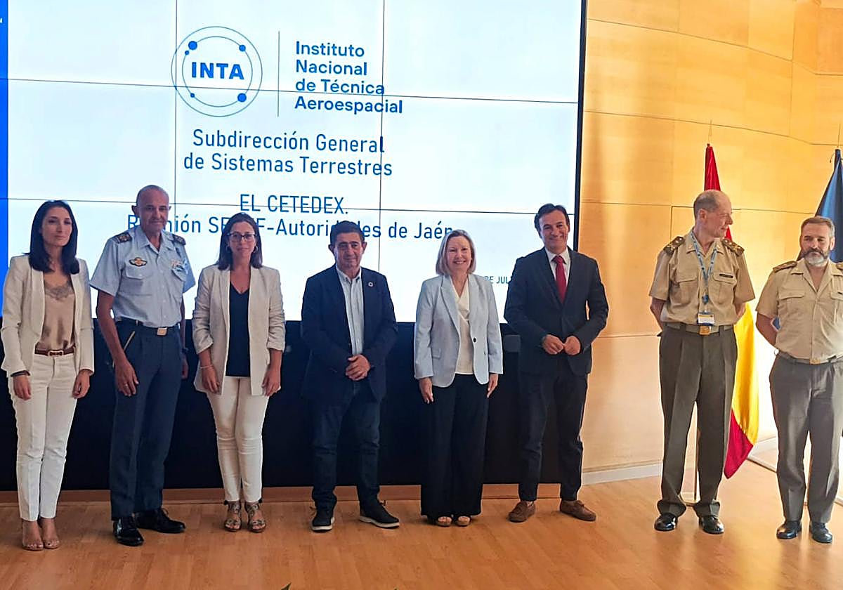 Responsables del Ayuntamiento de Jaén y de la Diputación Provincial, con la secretaria de Estado de Seguridad y responsables militares del INTA y del Cetedex, en Madrid esta semana.