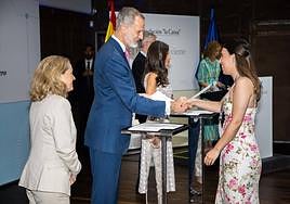 Virginia Martos recoge su beca de postgrado de la mano del Rey Felipe VI.