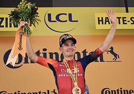 Carlos Rodríguez, desde lo más alto del podio del Tour de Francia.