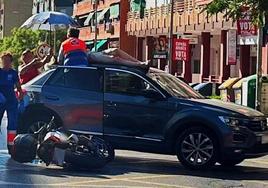 La motorista accidentada en el techo del coche contra el que chocó.