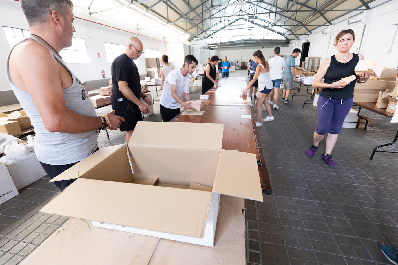 Cómo se preparan los colegios electorales en Granada