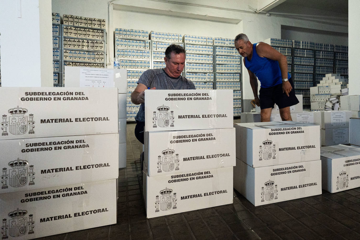 Cómo se preparan los colegios electorales en Granada