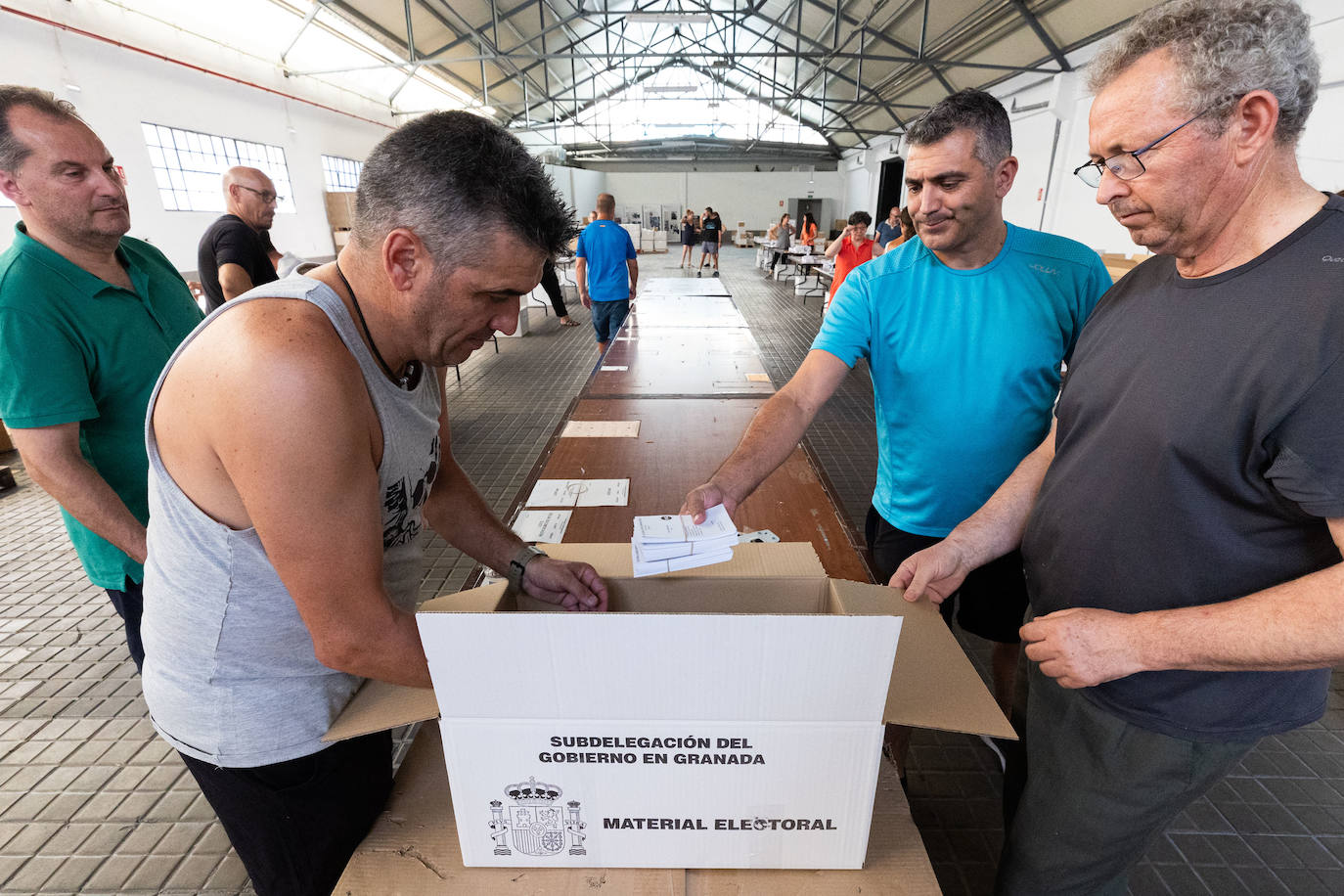 Cómo se preparan los colegios electorales en Granada