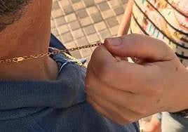 Cadena de oro al cuello.