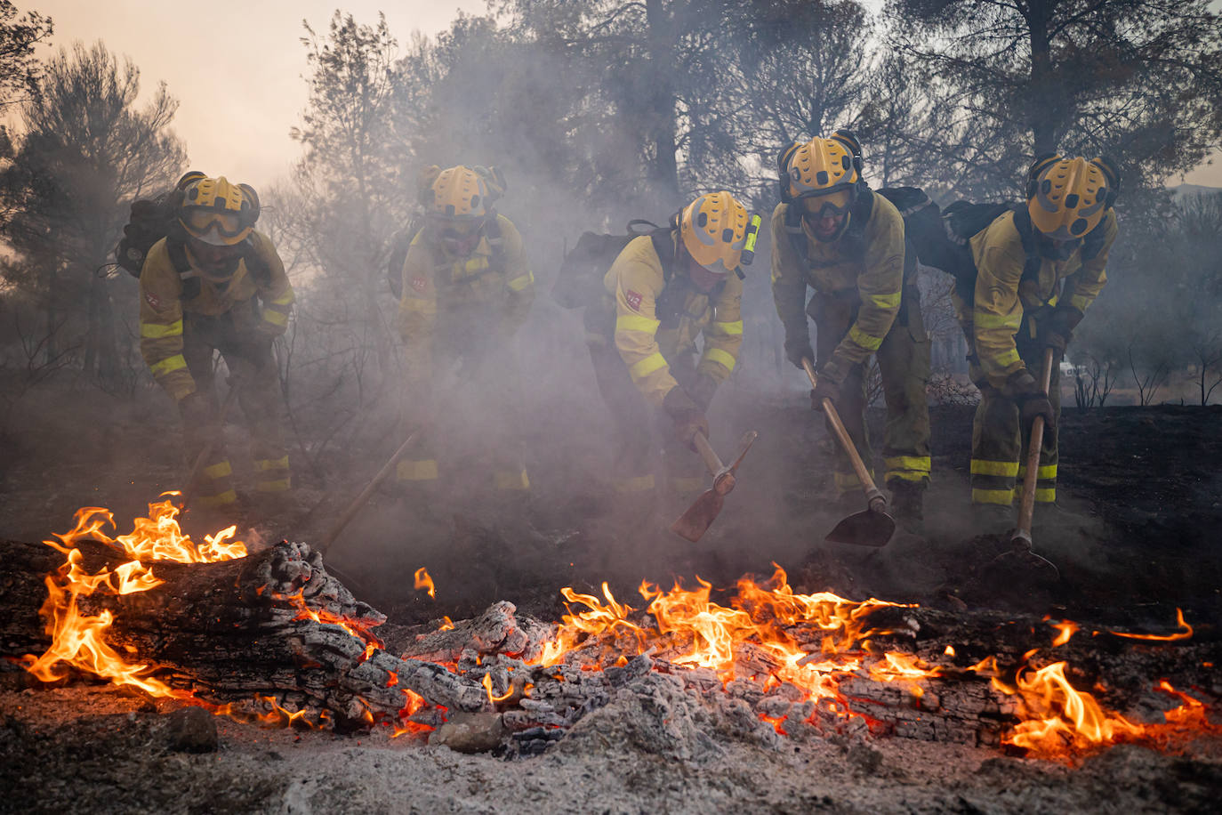 Tareas de extinción en el incendio de Los Guájares.