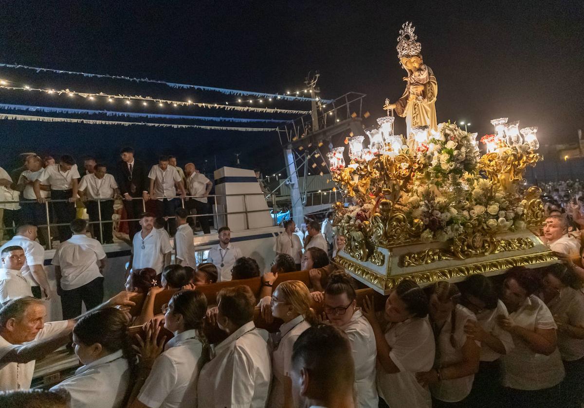 La Virgen del Carmen embarca en el Puerto de Motril.