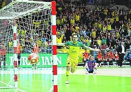 Mati Rosa celebra un tanto marcado ante el Barça FS en el Olivo Arena.