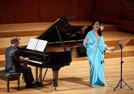 La soprano rumana Angela Gheorgiu, con el pianista Jeff Cohen, en su recital del Auditorio Falla.