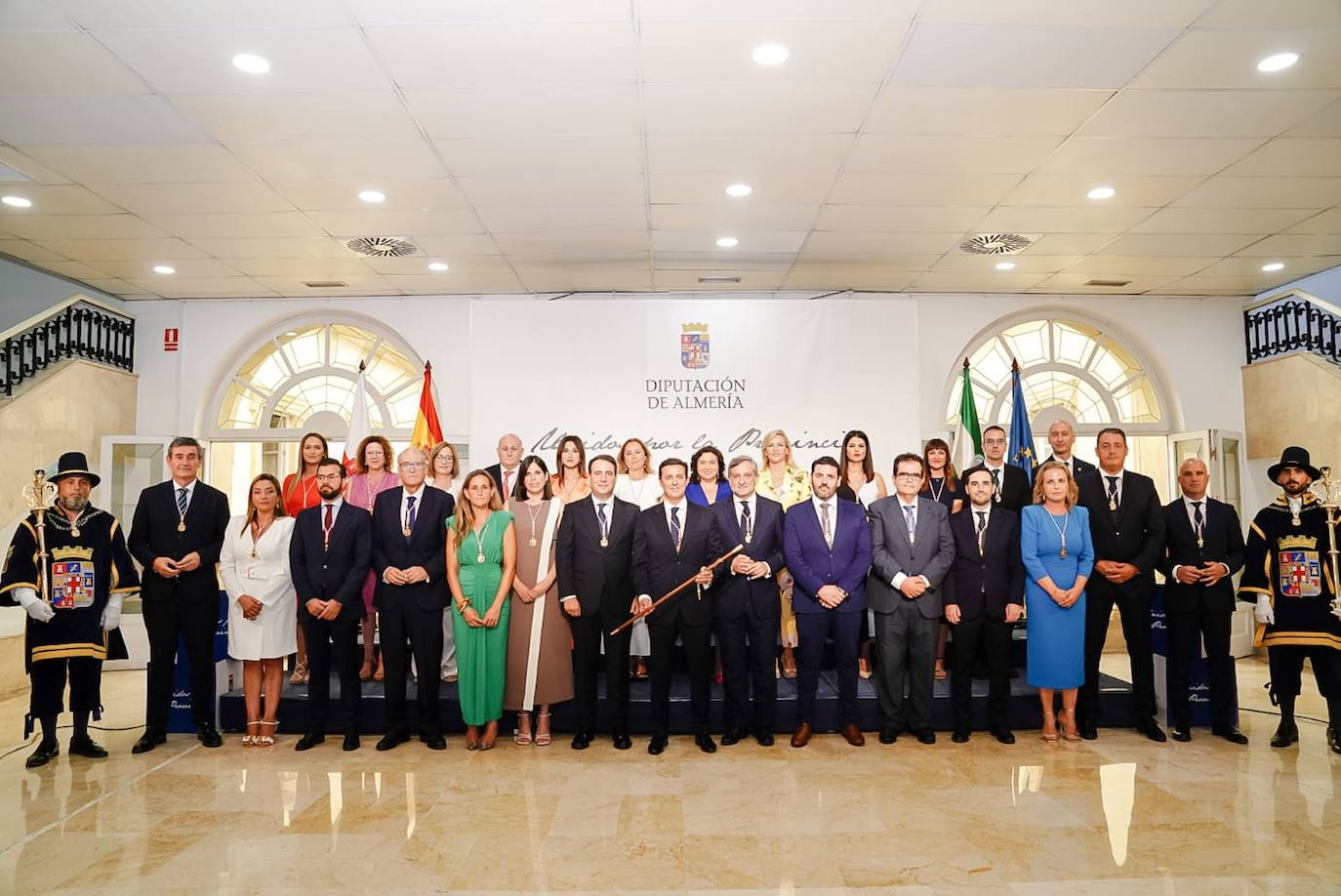 Foto de familia de todos los componentes de la corporación provincial, formada por PP, PSOE y Vox.