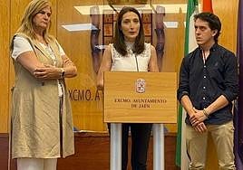 Mónica Moreno, flanqueada por Carmen Colmenero y Luis García.