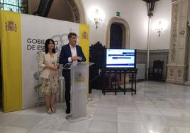 Ml delegado del Gobierno de España en Andalucía, Pedro Fernández, ha comparecido en rueda de prensa junto a la subdelegada en Granada Inmaculada López Calahorro.