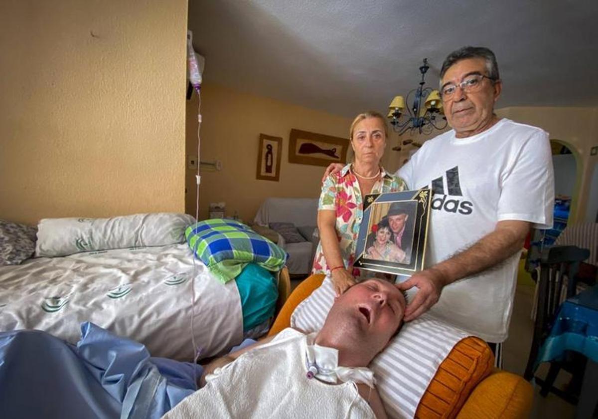 Víctor y sus padres, en la vivienda donde residen en Almuñécar.