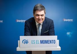 Carlos Rojas posa para IDEAL en un atril de la sede del PP granadino.