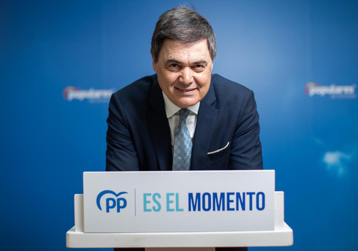 Carlos Rojas posa para IDEAL en un atril de la sede del PP granadino.