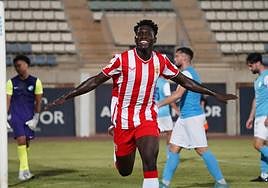 Marciano celebra uno de los dos goles que marcó en El Ejido.