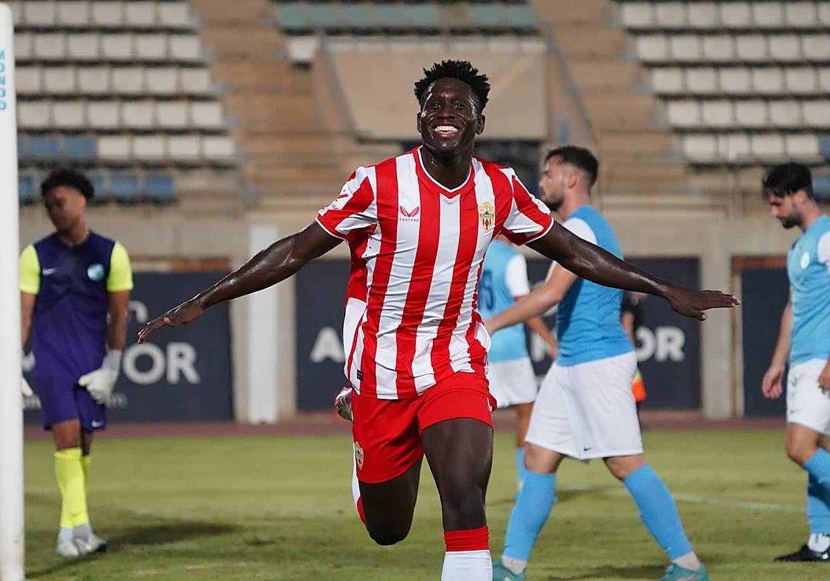 Marciano celebra uno de los dos goles que marcó en El Ejido.