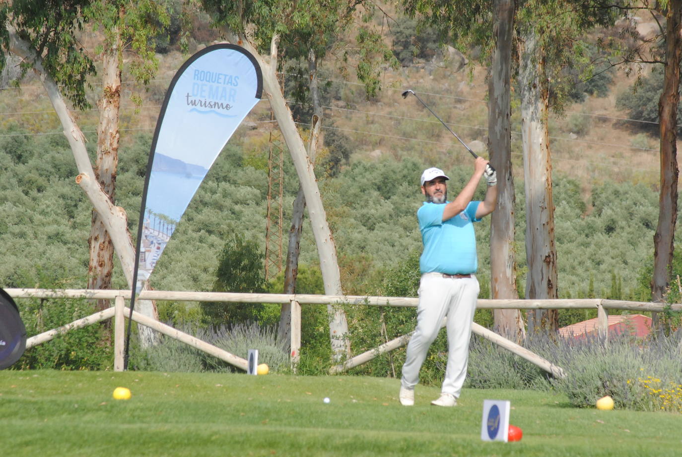 Un golfista golpea la bola.