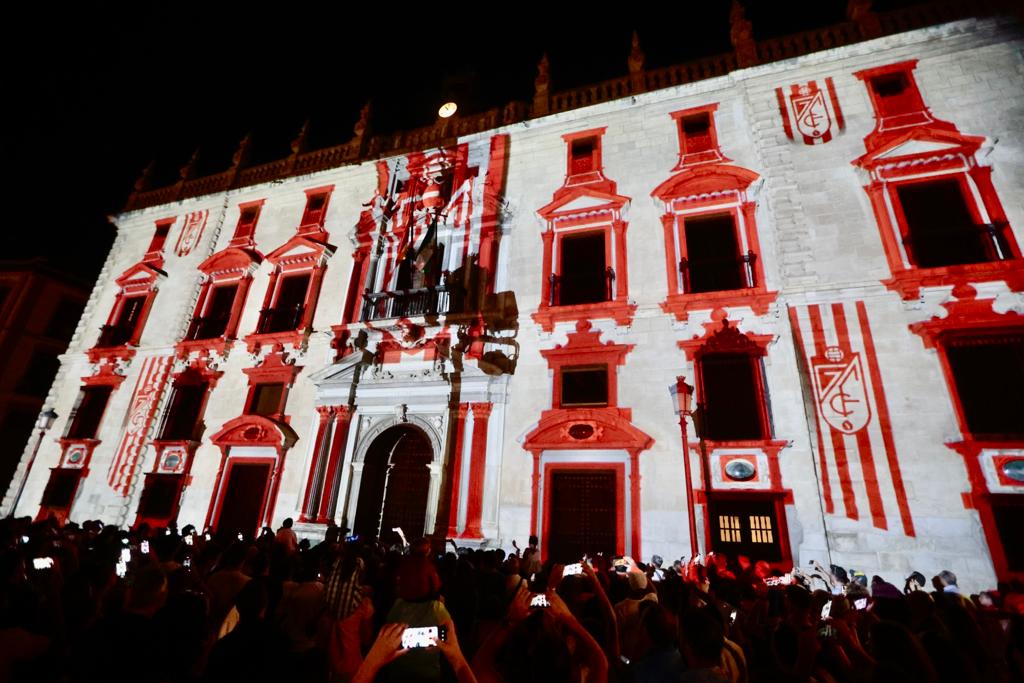 Las nuevas equipaciones del Granada, al detalle