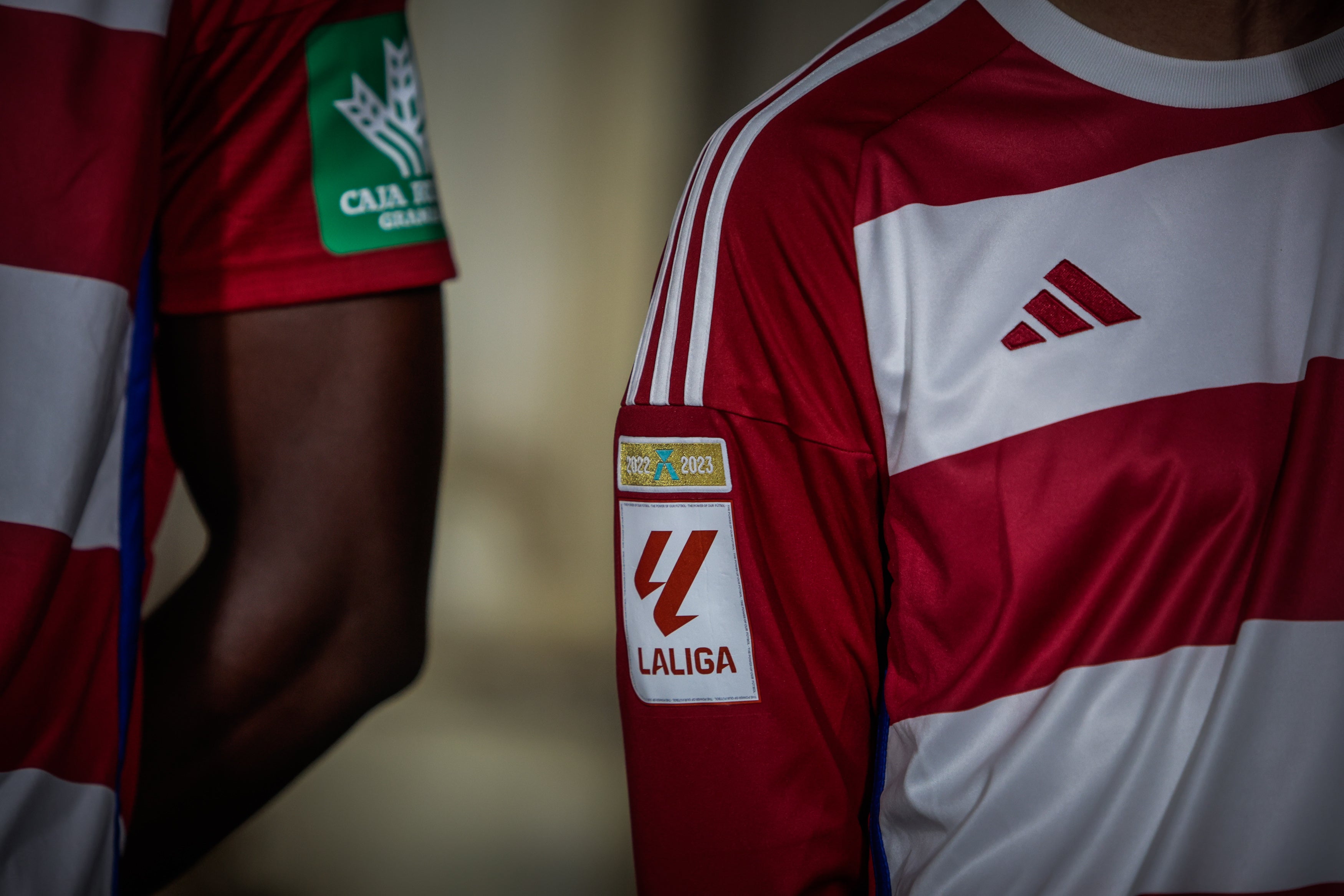 Las nuevas equipaciones del Granada, al detalle