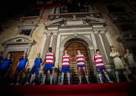 Futbolistas del Granada lucen las nuevas camisetas en Plaza Nueva.