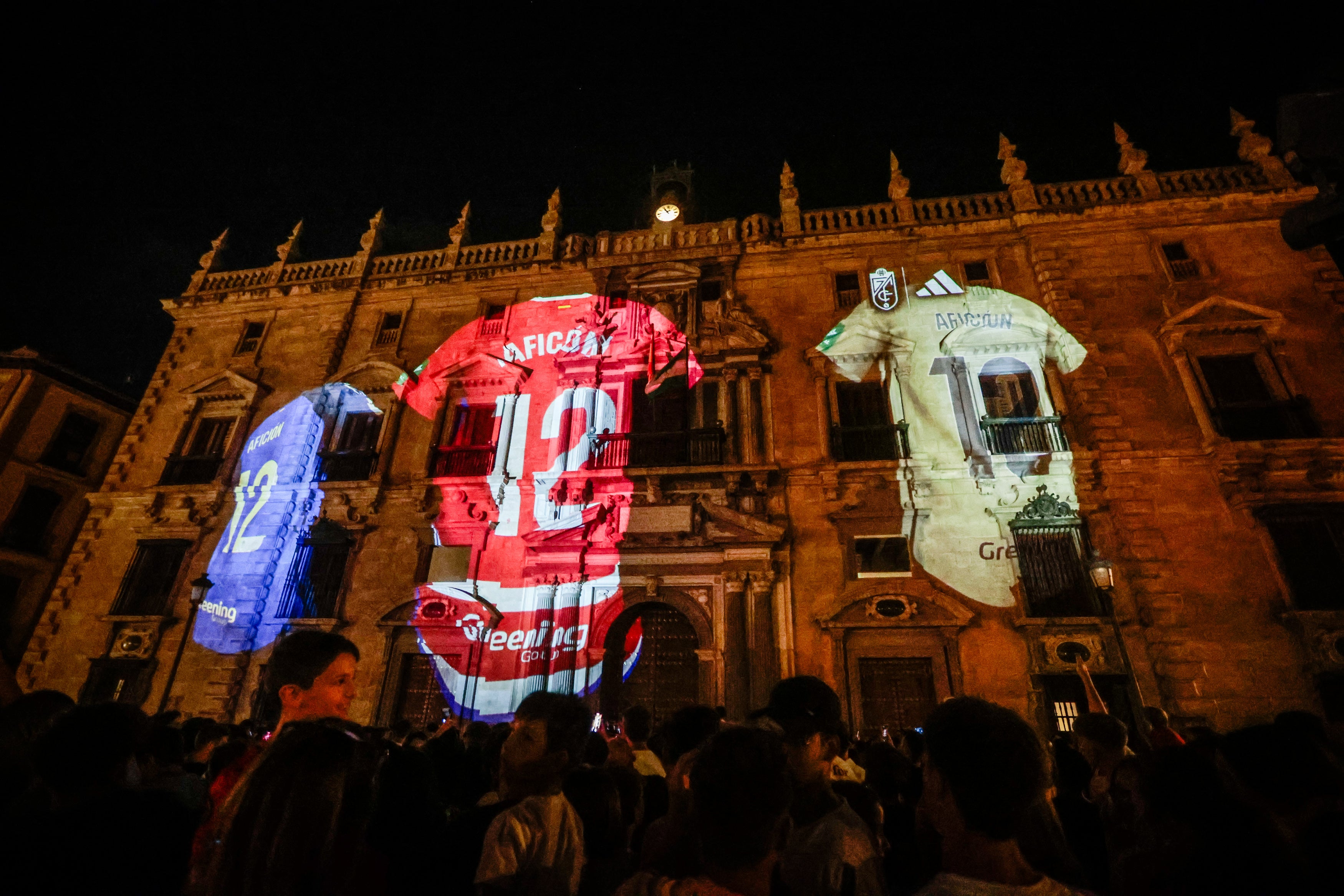 Las nuevas equipaciones del Granada, al detalle